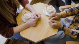 Floodlighting může zabít vztah, který sotva začal. Na prvním rande nevytahuj traumata ani finanční problémy