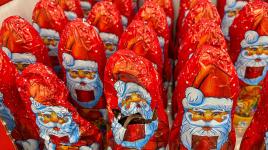 Vesele Vánoce v srpnu? Regály obchodních řetězců se zaplnily vánočními figurkami