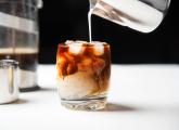 Ledová káva se dá udělat na spoustu způsobů. Představíme ti pět z nich!