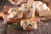 Rillettes za tebe odmaká tvoje trouba. Na tobě je akorát výběr surovin a trpělivost. Rillettes za tebe odmaká tvoje trouba. Na tobě je akorát výběr surovin a trpělivost.
