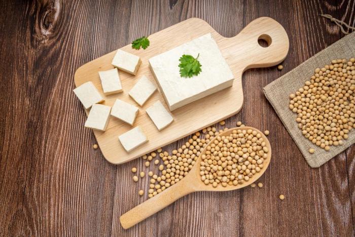 Tofu je dobrým zdrojem bílkovin.