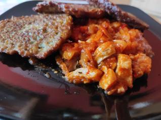 Bramboráky s masovou směsí jsou oblíbená kombinace.