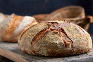 První pečení domácího chleba bývá rozpačité, jakmile ale najdeš svůj postup, bude to super!