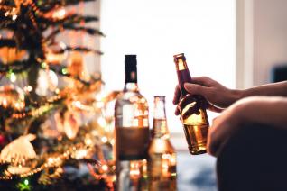Vánoce a alkohol k sobě tak nějak patří. Nesmí se to ale přehnat.
