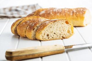 S poctivou francouzskou bagetou se potkáš spíš ve Francii nebo lepší české pekárně než v supermarketu.