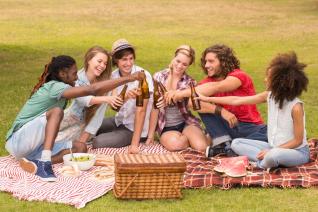 Užij si s partou kamarádů piknik. Letní počasí je pro něj jako stvořené!