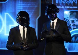 Francouzské duo Daft Punk po 28 letech na hudební scéně končí.
