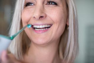 Zubní nebo taky ústní sprcha může dovést čištění ústní dutiny k dokonalosti.