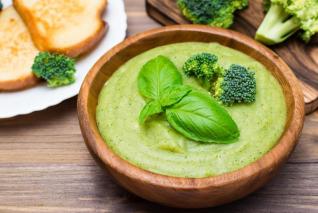 Brokolicová polévka tě pěkně prohřeje a ještě ti dodá vitamíny a minerály.