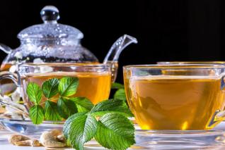 Zelený čaj je zdraví prospěšný, ale nesmíš to s ním přehánět.