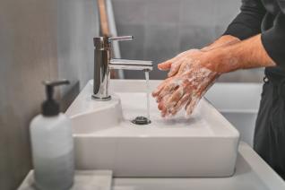 Mytí rukou je základ prevence.