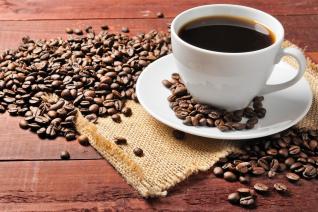 Pití kávy bez kofeinu volí hlavně těhotné a kojící ženy, kardiaci a osoby s vysokým tlakem.