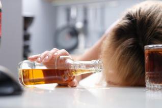 Alkoholismus se u žen poznává dost těžko.
