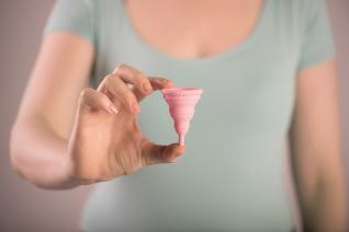 Při trénování těla můžeš ze začátku používat menstruační kalíšek.