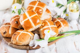 Hot cross buns jsou tradiční velikonoční dobrota oblíbená ve Velké Británii.