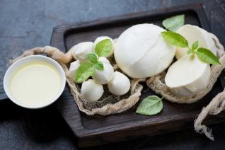 Mozzarella patří do zdravého jídelníčku. Je třeba skvělým doplňkem salátů!