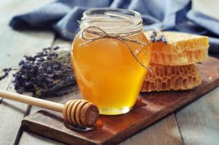Včelí med je zdravý a podpoří tvou imunitu.