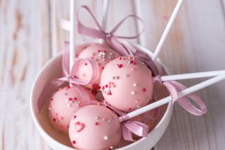 Cake pops jsou dortová lízátka, se kterými vždycky zaboduješ!