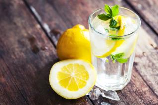 Voda s citrónem není na škodu. Jen díky ní ale nezhubneš.