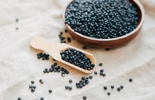 Černá čočka beluga se jen tak nerozvaří a nemusíš ji ani namáčet předem.