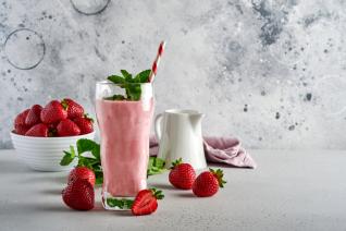 Jahodový milkshake si můžeš připravit na několik způsobů!
