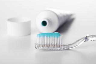 Zubní pastou si nemusíš jenom čistit zuby. Umí toho mnohem víc.