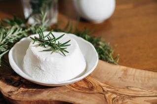 Ricotta je čerstvý sýr, který se vyloženě hodí k přípravě pomazánek.