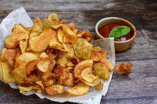 Kdo by neměl rád chipsy? Připrav si je zdravěji a levněji doma!