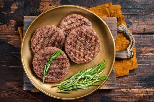 Maso na burger dochucuj s citem, ať nepřebiješ jeho přirozenou chuť. Maso na burger dochucuj s citem, ať nepřebiješ jeho přirozenou chuť.