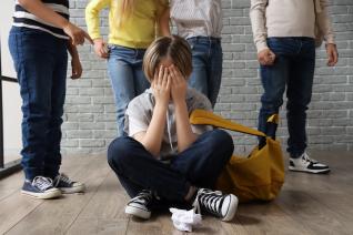 Nevíš, jak řešit šikanu? Máme pro tebe průvodce, který ti pomůže!