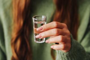 Vztah s alkoholikem nebo alkoholičkou je opravdu těžký. Vztah s alkoholikem nebo alkoholičkou je opravdu těžký.