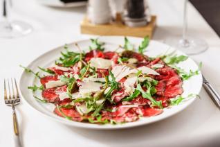 Carpaccio z hovězího masa je neuvěřitelná lahůdka.