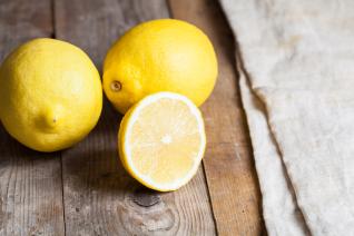 Víš, proč se vyplatí dát občas citrón do pračky?