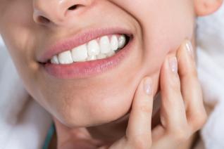 Bolest zubů je nepříjemná, ulevit ti ale můžou i přírodní "léky".