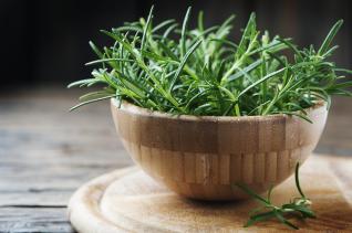 Rozmarýn je úžasná bylinka, která tě překvapí svou vůní, chutí i využitím.