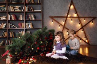 Vánoční stromek nemusí být katastrofa, ani když jsou kolem děti.