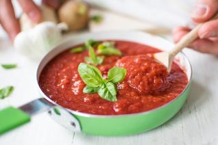 Rajčatové sugo je vynikající základ na pizzu, ale hodí se třeba i na těstoviny.