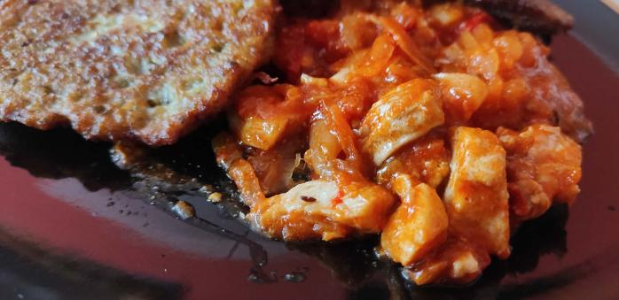 Bramboráky s masovou směsí jsou oblíbená kombinace.