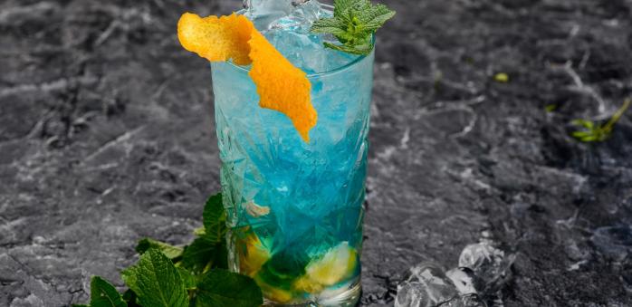 Tenhle modrý likér se překvapivě vyrábí z pomerančů!