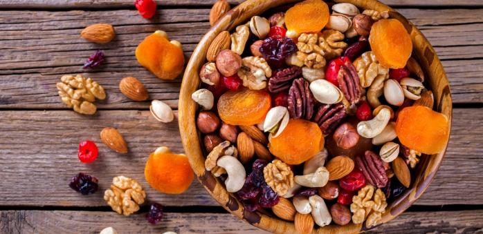 Ořechy a sušené ovoce jsou skvělou kombinací.