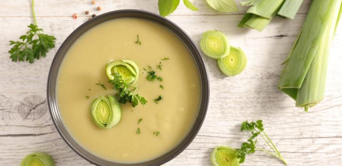 Pórková polévka je lehká, ale sytá – když do ní přidáš smetanu a brambory.