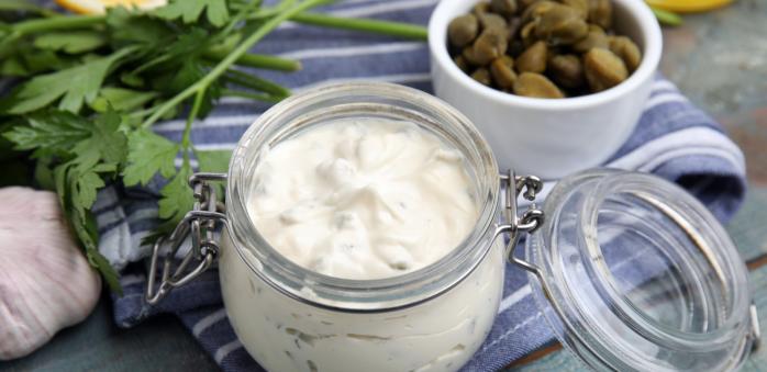 Příprava domácí tatarky není nijak složitá a výsledek je skvělý.