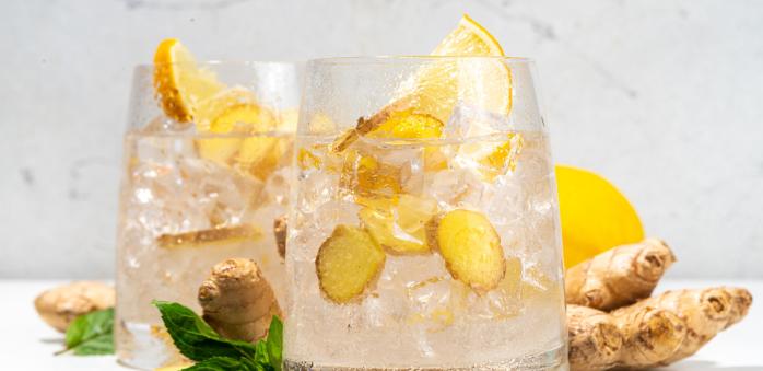 Zázvorová limonáda je chuťově skvělá, zvlášť když ji dosladíš medem.