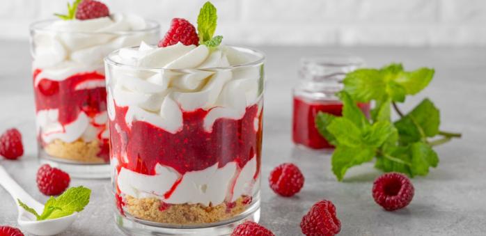 Dezert z mascarpone může být úžasně jednoduchý, a přitom vizuálně krásný a taky chutný.