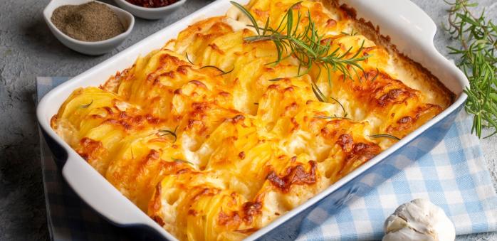 Gratinované brambory si můžeš připravit na spoustu způsobů.
