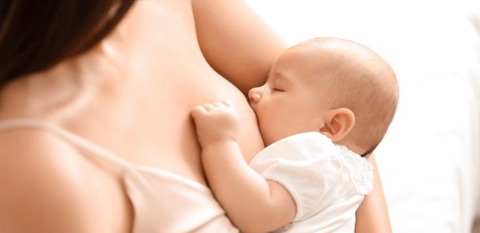 Odpustit si alkohol během období kojení by měl být standard.