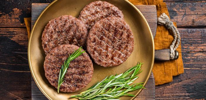 Maso na burger dochucuj s citem, ať nepřebiješ jeho přirozenou chuť.