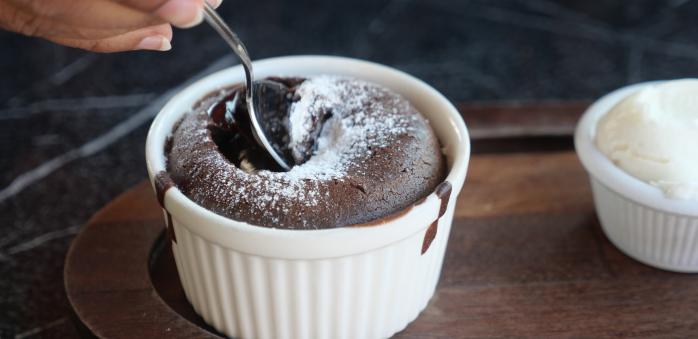 Čokoládové suflé je vynikající dezert, který zvládneš i ty sama doma.