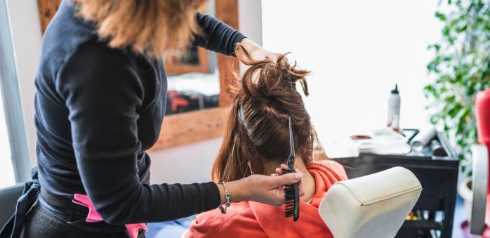 Kadeřnice se nezabývá jen vlasy svých klientů a klientek. Je svědkem nejrůznějších příběhů.