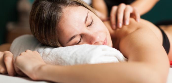 Lymfatická masáž je jemnější než masáž svalů. Má podpořit tok lymfy.